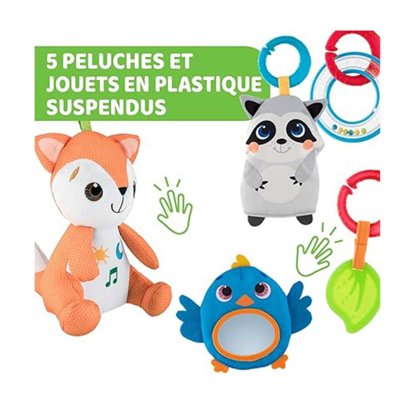 Le tapis est décoré de petits animaux de la forêt